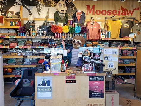 what is moosejaw outlet store.